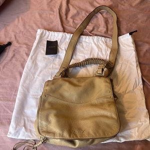 Love this multiple ways to wear this adorable Elizabeth and James purse!